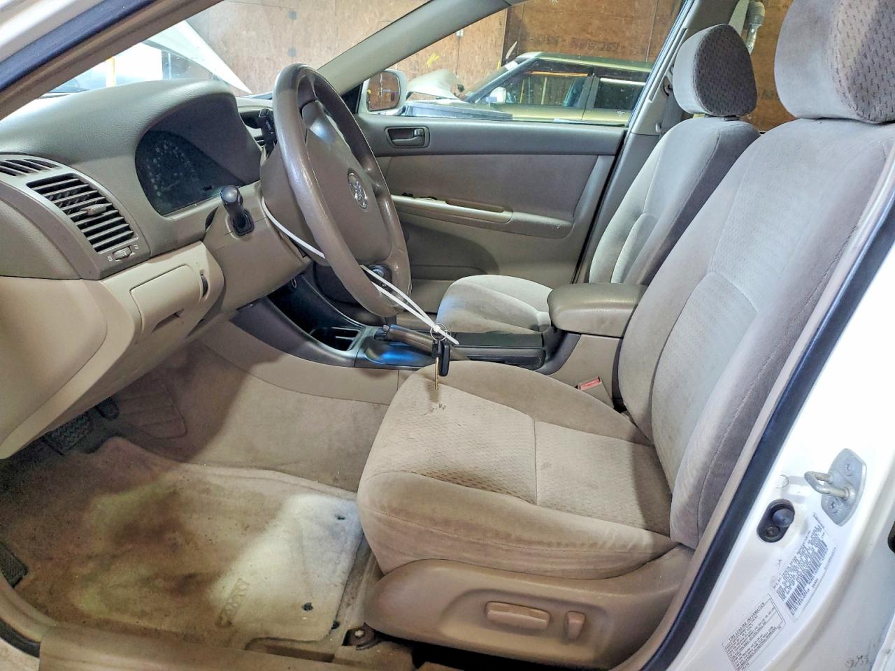 2002 Toyota Camry Le White vin: 4T1BE32K42U038266