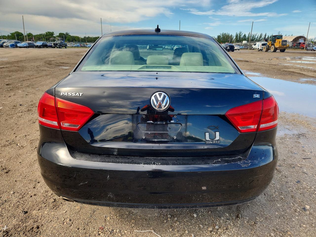 2013 Volkswagen Passat Se Black vin: 1VWBH7A33DC135736