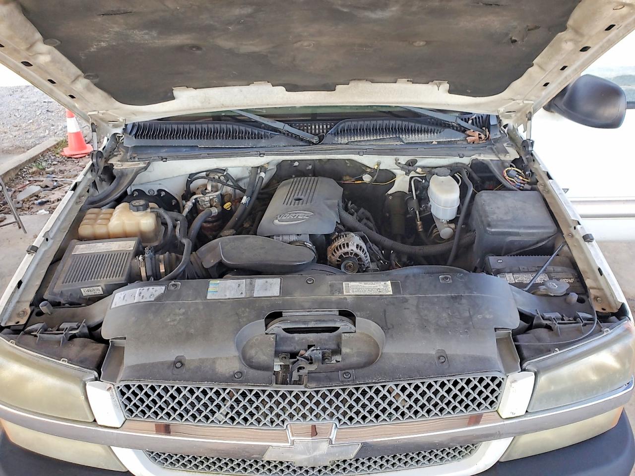 2004 Chevrolet Silverado C2500 Heavy Duty White vin: 1GCHC29U54E152134
