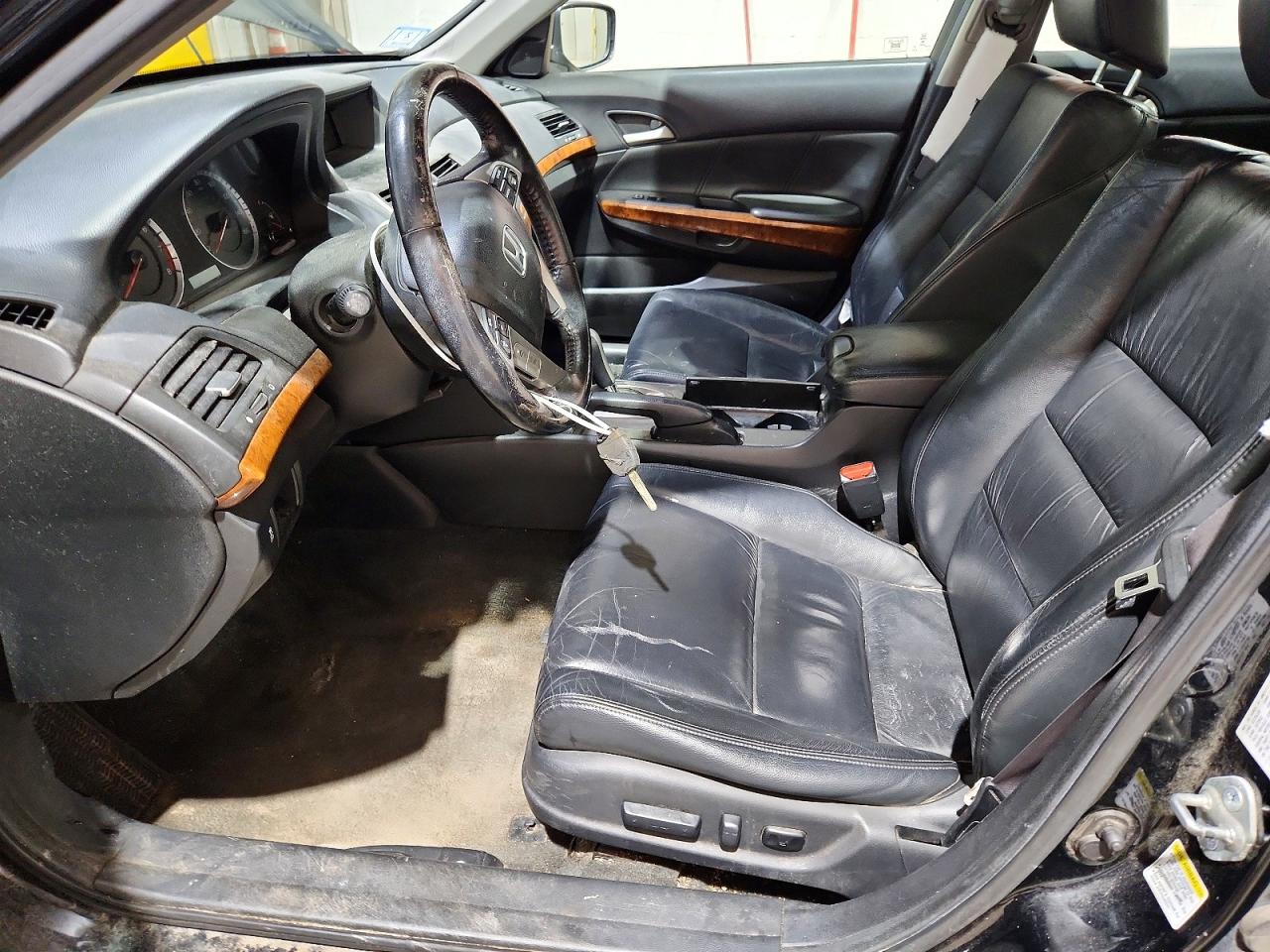 2011 Hond Accord Black vin: 1HGCP3F89BA002612
