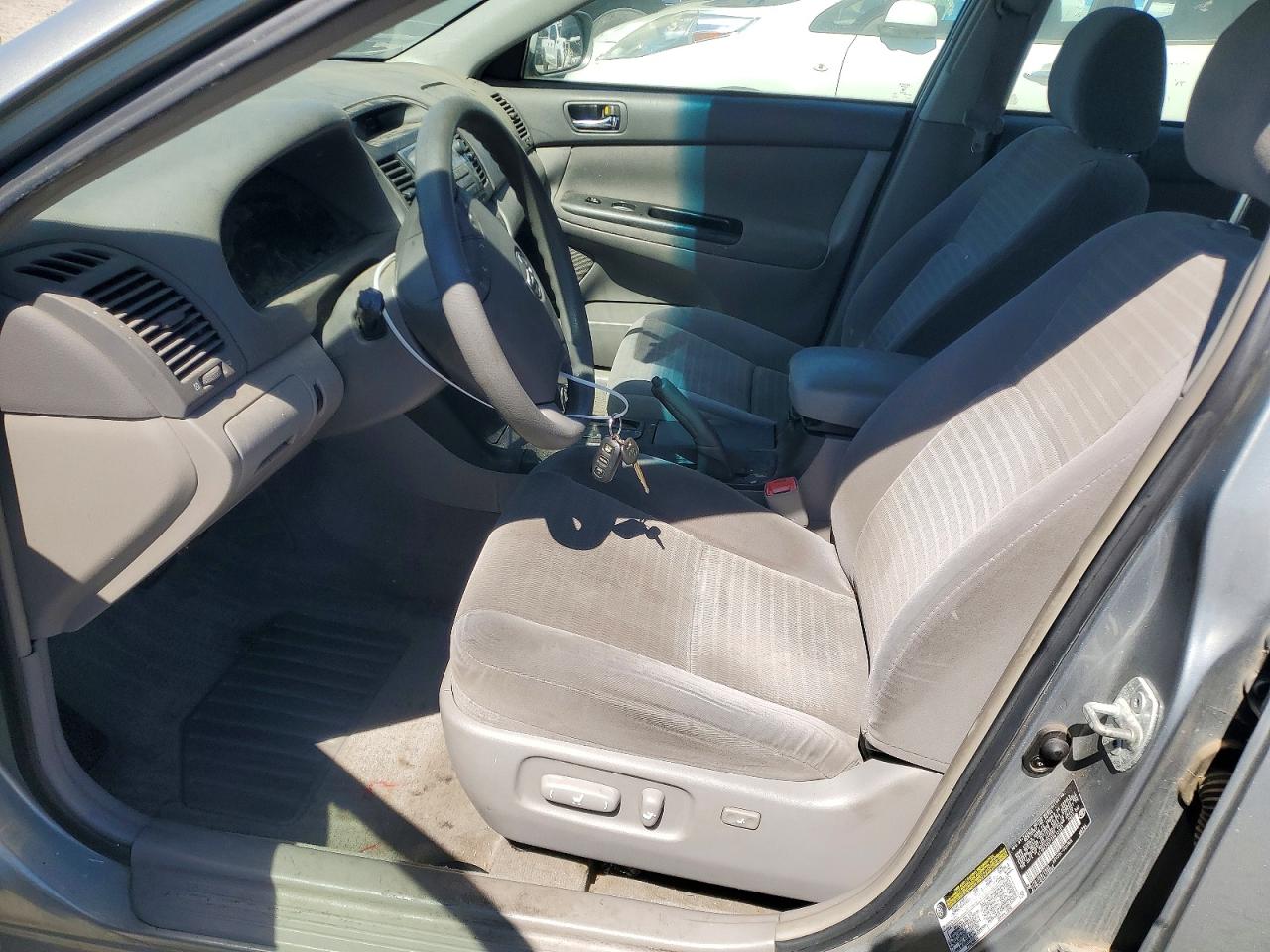 2005 Toyota Camry Le Silver vin: 4T1BE32K75U613321