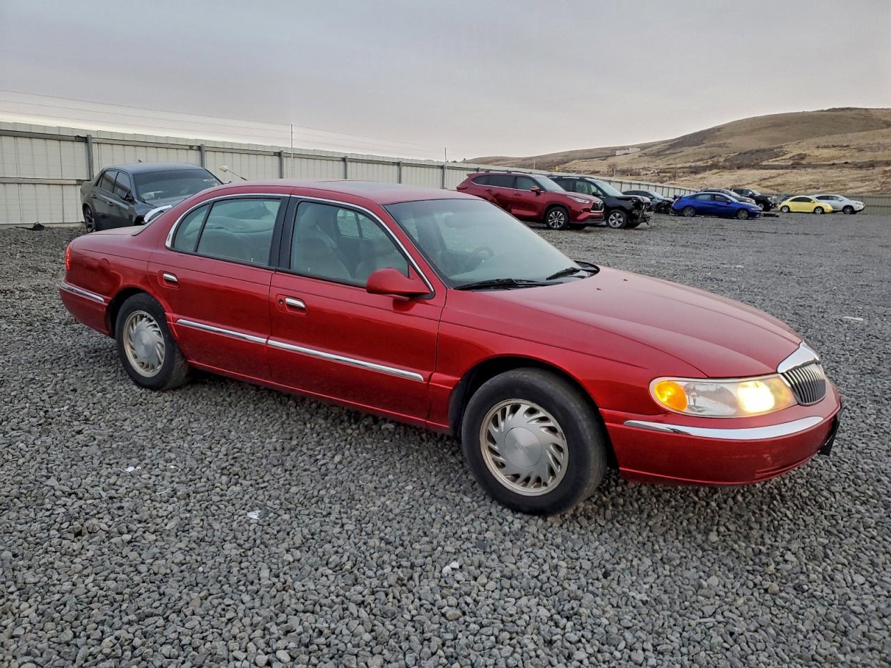 1998 Lincoln Continental Red vin: 1LNFM97V8WY605717