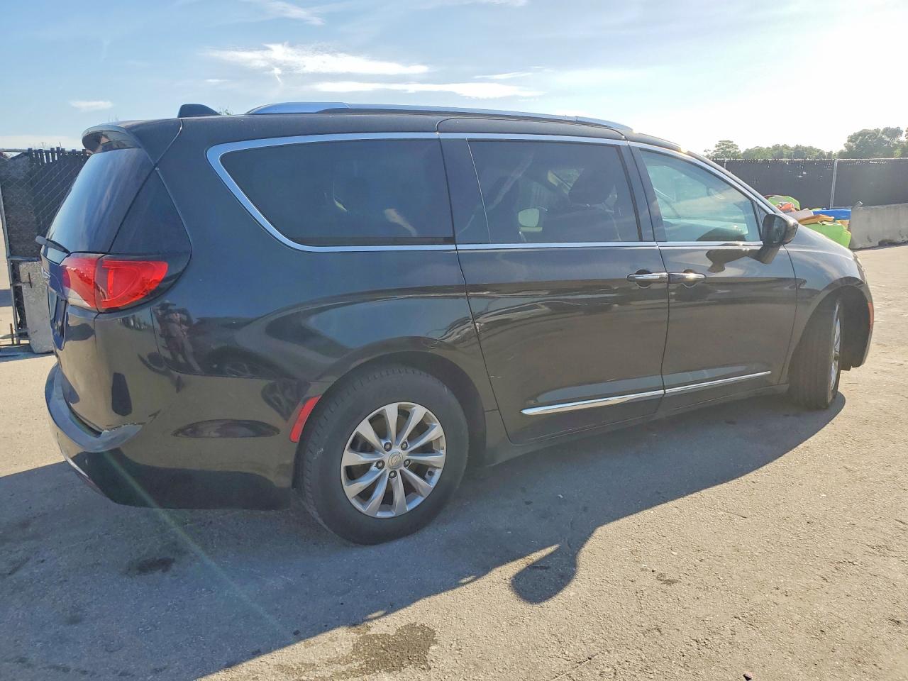 2019 Chrysler Pacifica Touring L Black vin: 2C4RC1BG7KR731614