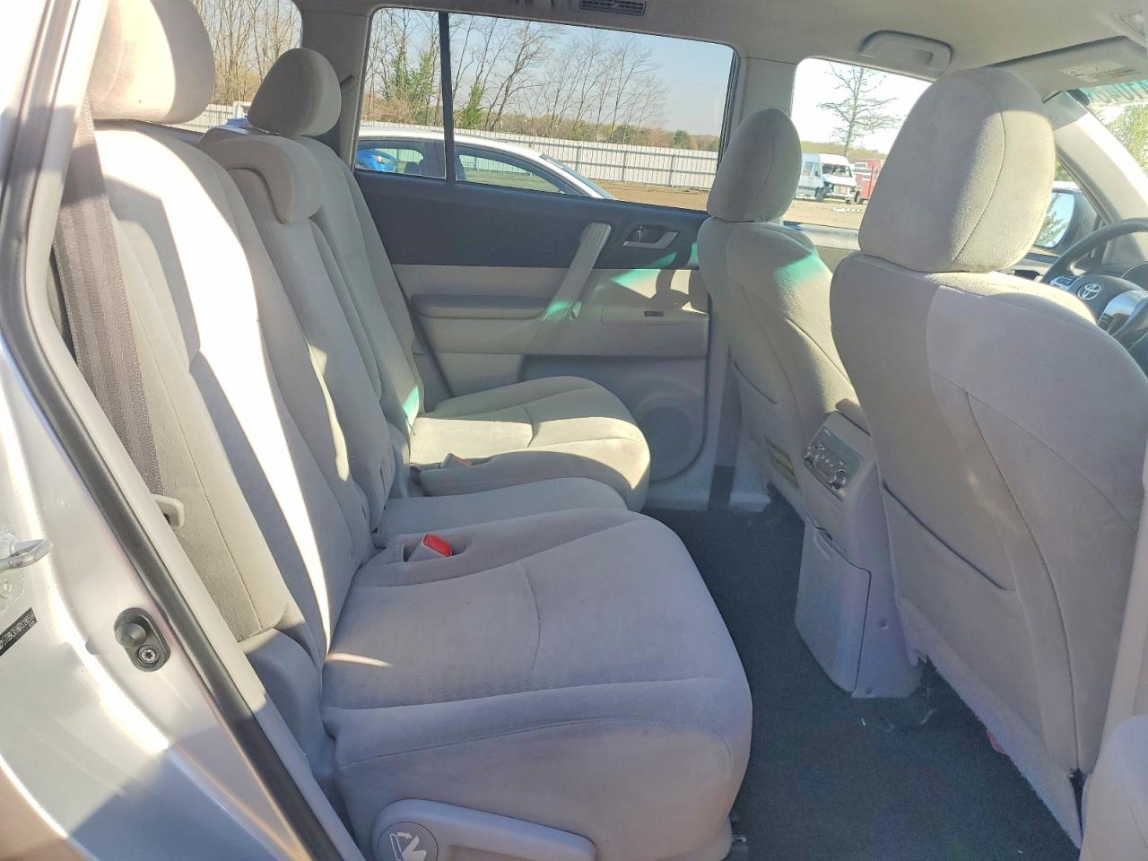 2013 Toyota Highlander Plus Серебряный vin: 5TDBK3EH6DS190554