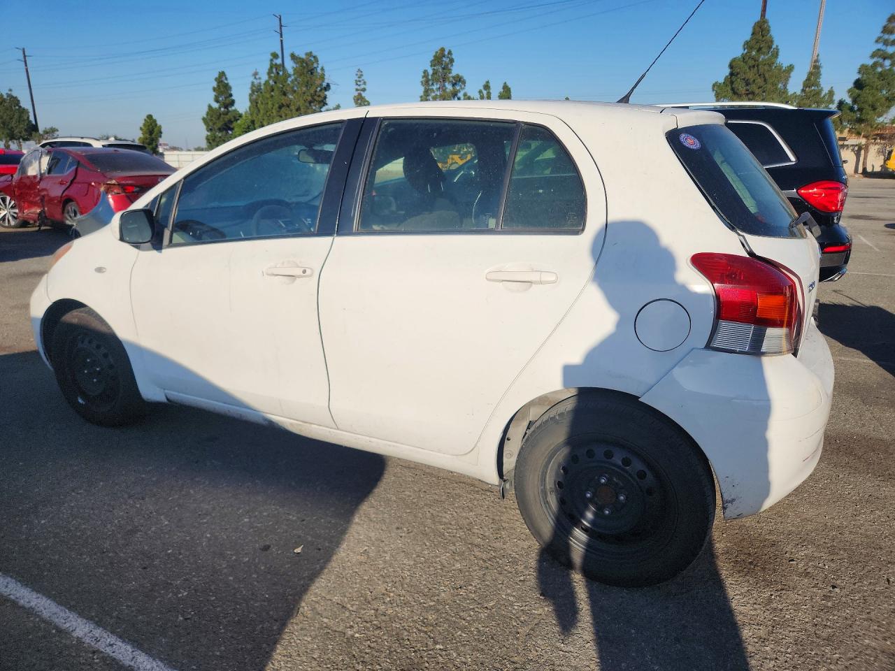2011 Toyota Yaris Base Белый vin: JTDKT4K36B5331721