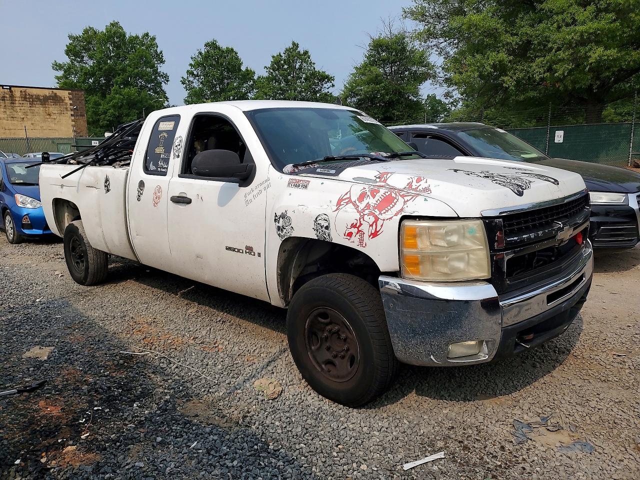 2007 Chevrolet Silverado C2500 Heavy Duty White vin: 1GCHC29K67E572262