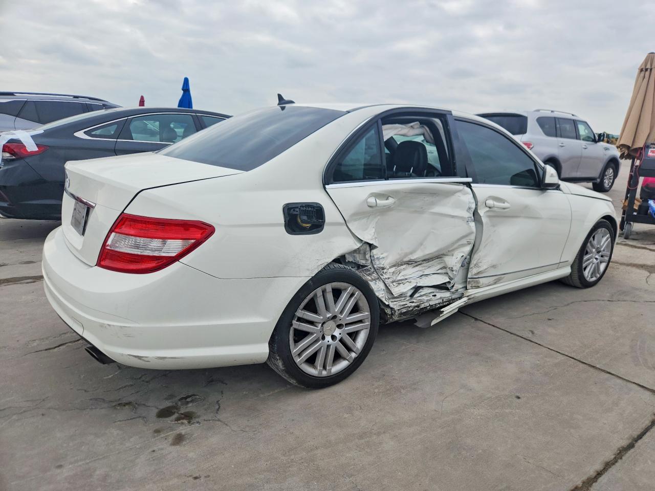 2008 Mercedes-benz C 300 White vin: WDDGF54X18R035287