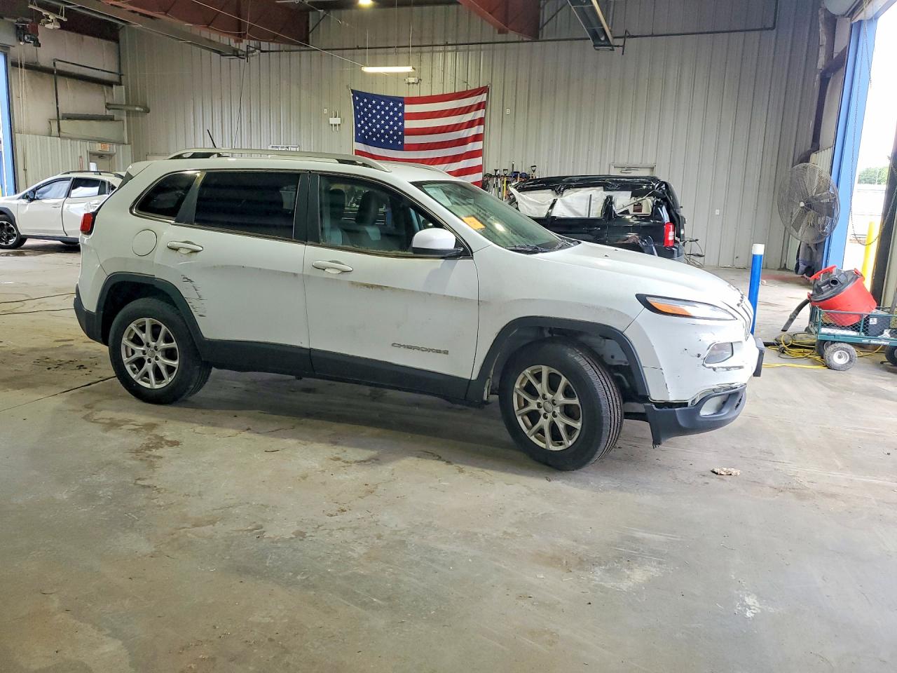 2014 Jeep Cherokee Latitude White vin: 1C4PJMCB4EW183908