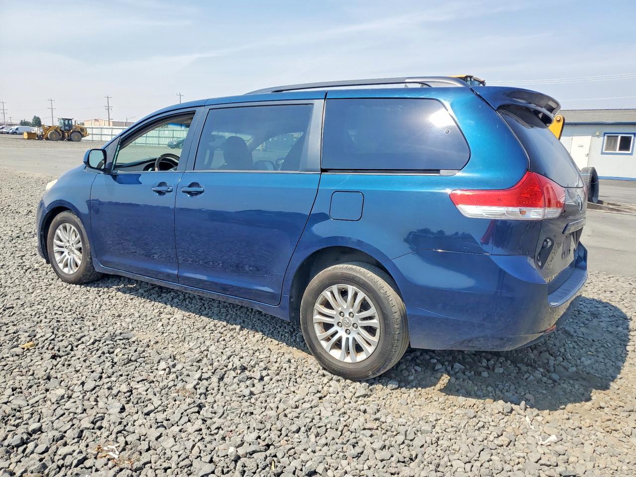 2011 Toyota Sienna Xle 8-passenger Blue vin: 5TDYK3DC1BS093596
