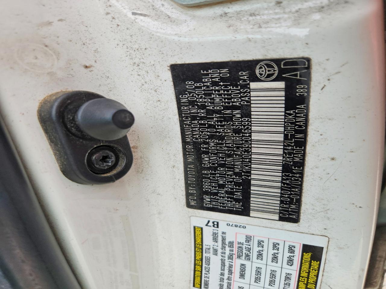 2009 Toyota Matrix Base White vin: 2T1KU40E39C046599
