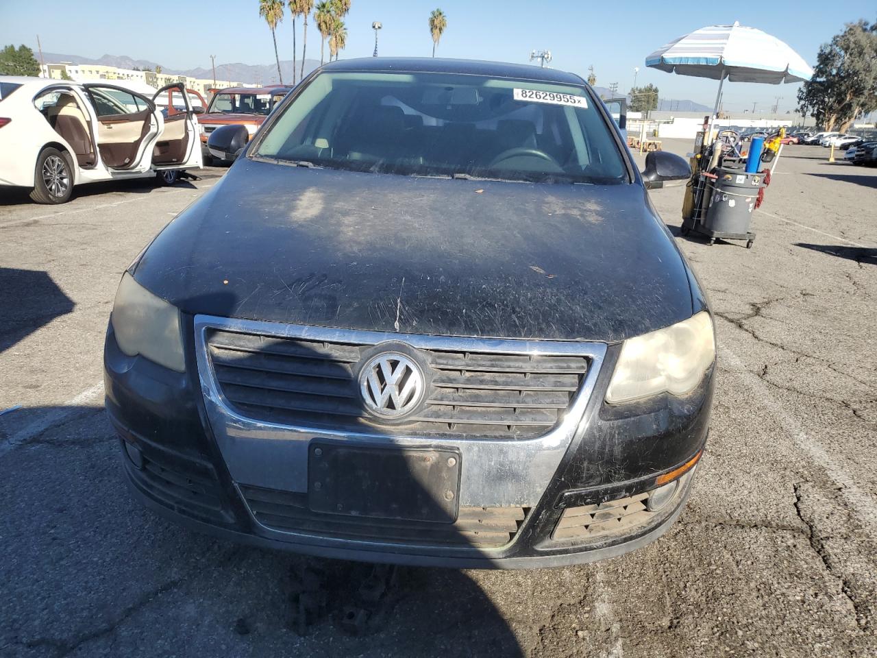 2010 Volkswagen Passat Komfort Black vin: WVWJM7AN4AE141914