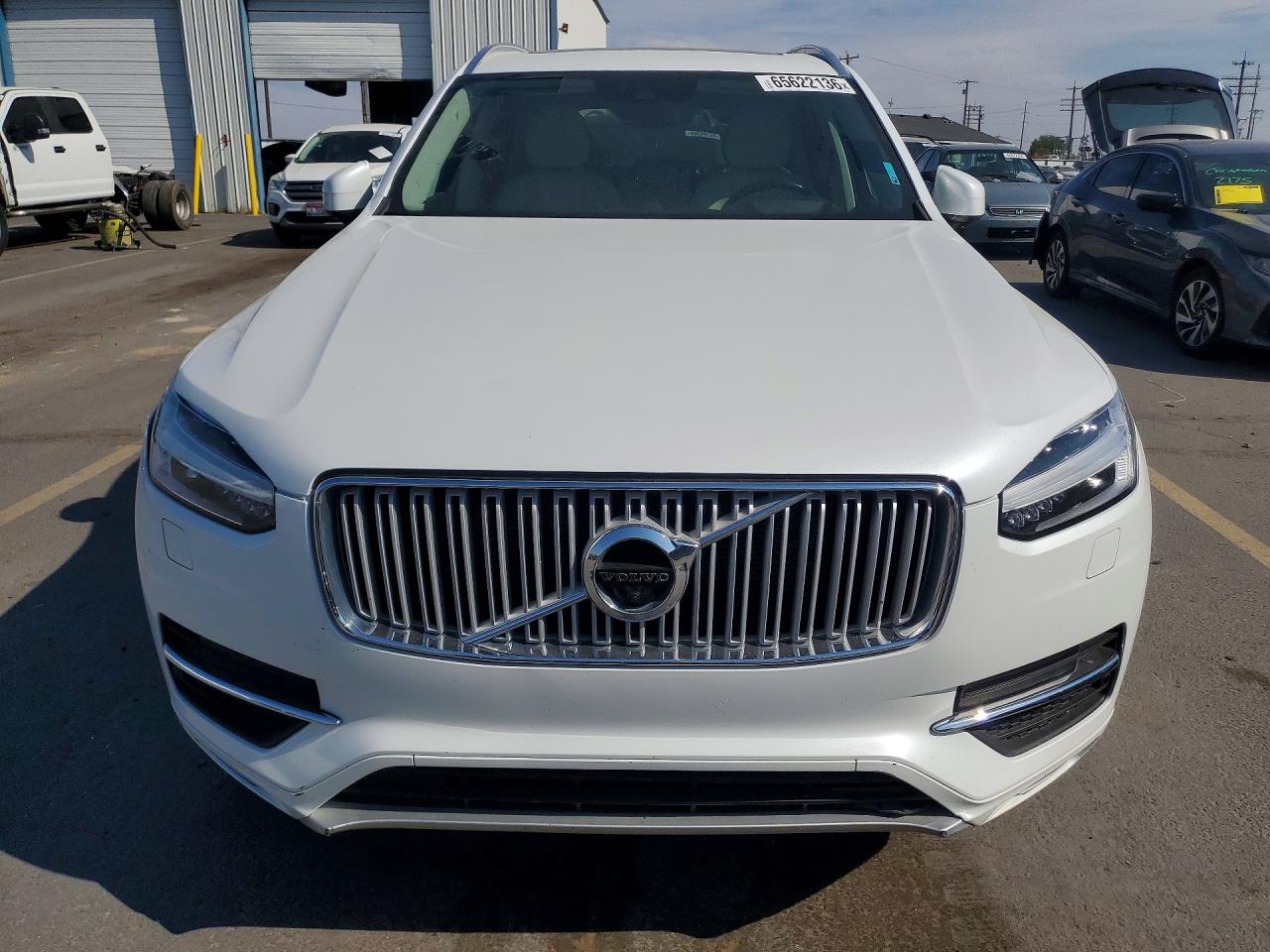 2016 Volvo Xc90 T6 White vin: YV4A22PL0G1048237