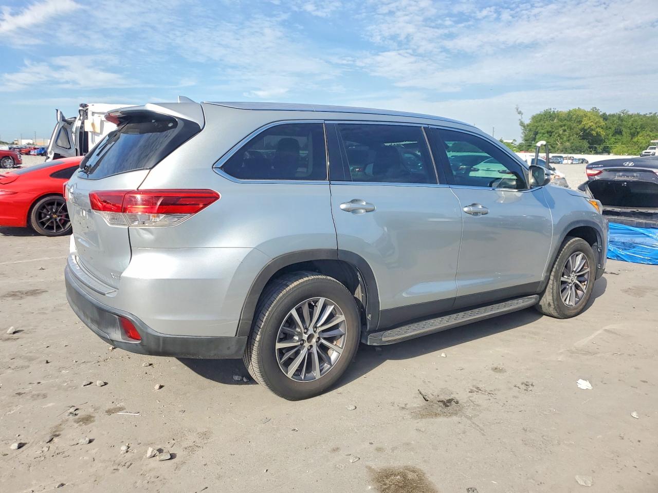 2019 Toyota Highlander Xle Silver vin: 5TDKZRFH2KS554219