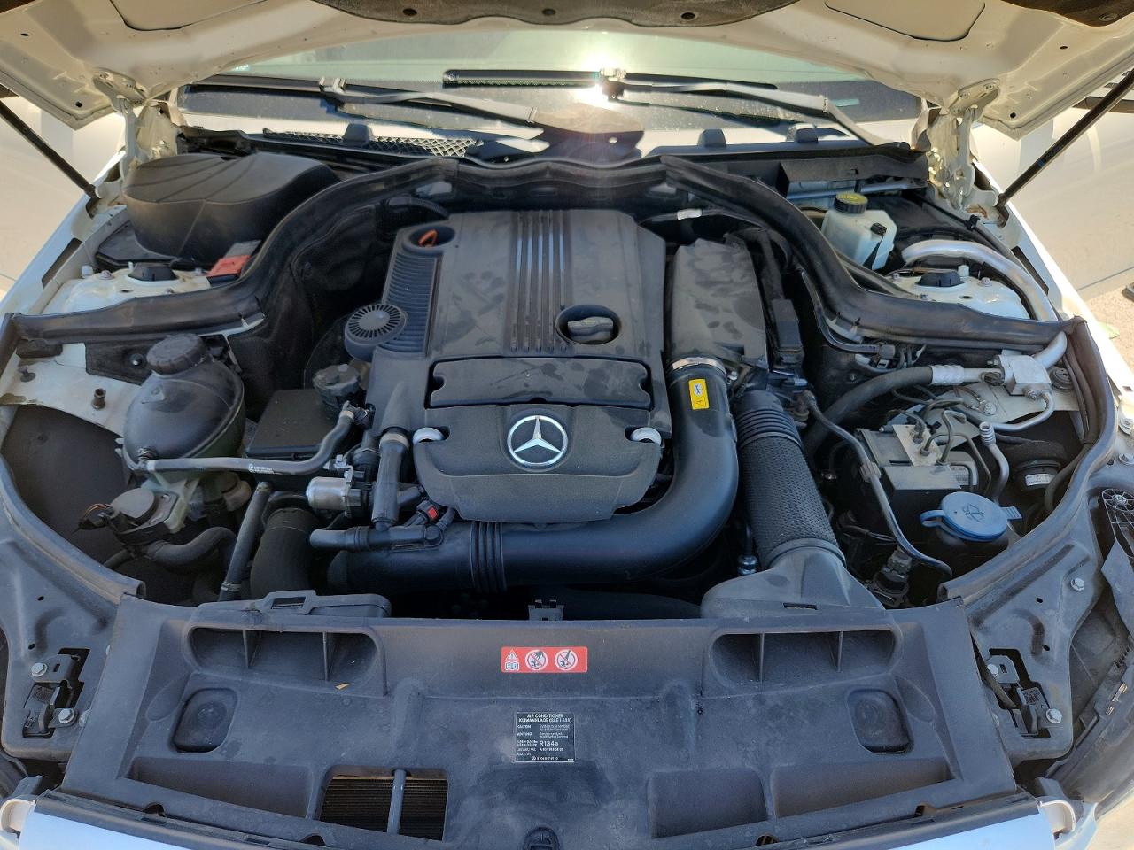 2012 Mercedes-benz C 250 White vin: WDDGF4HB6CA616879