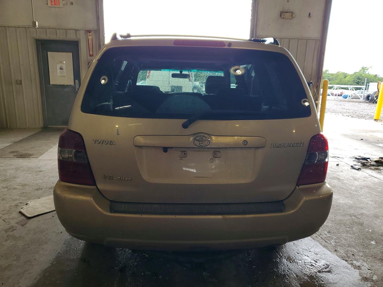2005 Toyota Highlander Base Tan vin: JTEEP21A650089855