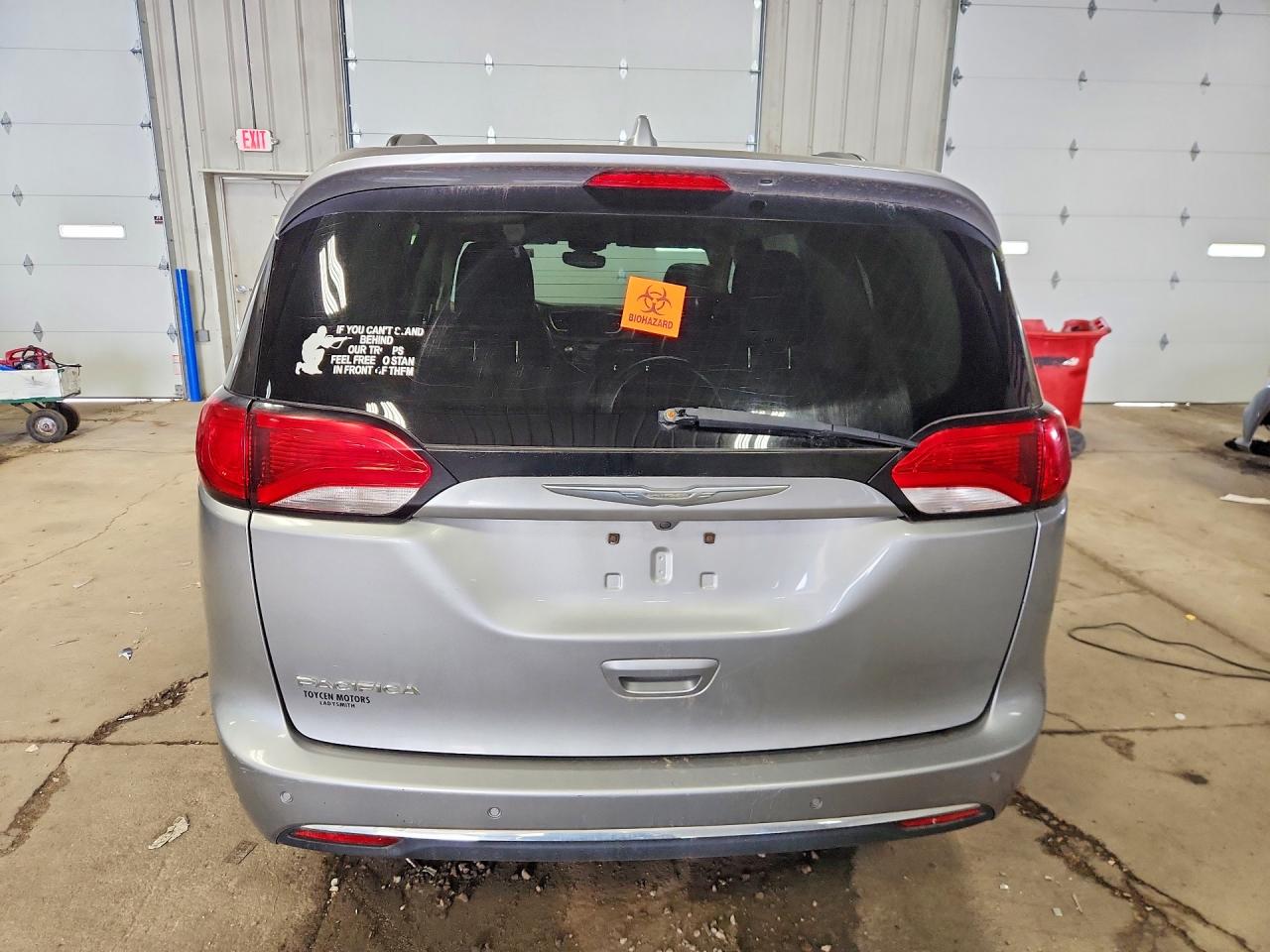 2017 Chrysler Pacifica Touring L Silver vin: 2C4RC1BG3HR539583