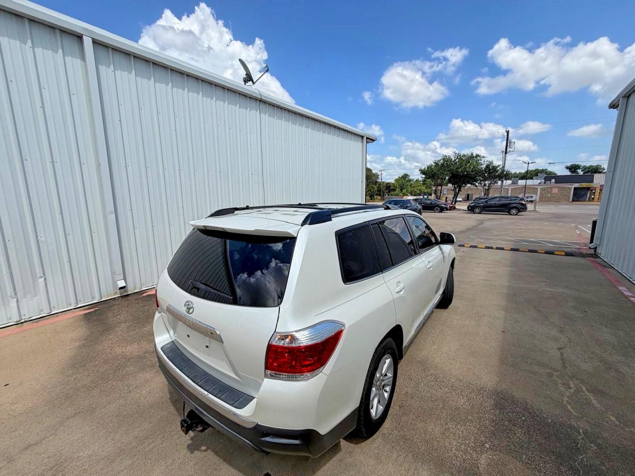 2013 Toyota Highlander Plus White vin: 5TDZK3EH0DS096099