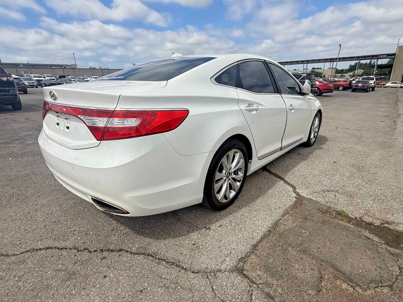 2013 Hyundai Azera Base White vin: KMHFG4JG8DA312524