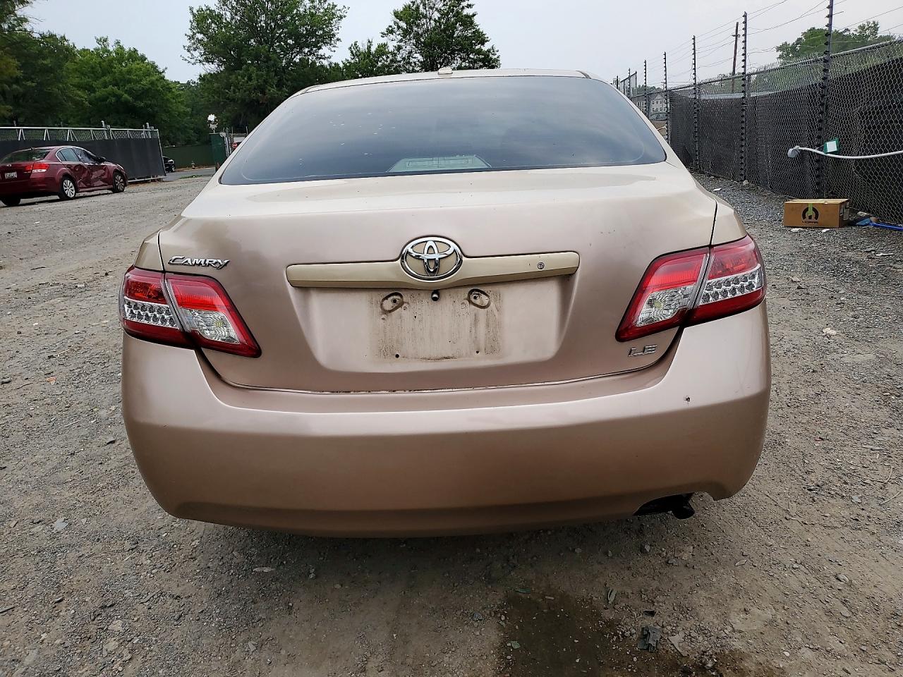 2010 Toyota Camry Le Gold vin: 4T1BF3EK6AU080607