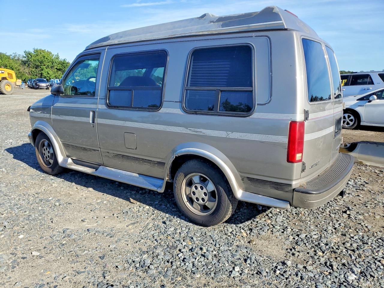 2003 Chevrolet Astro Gold vin: 1GBDM19X23B126790