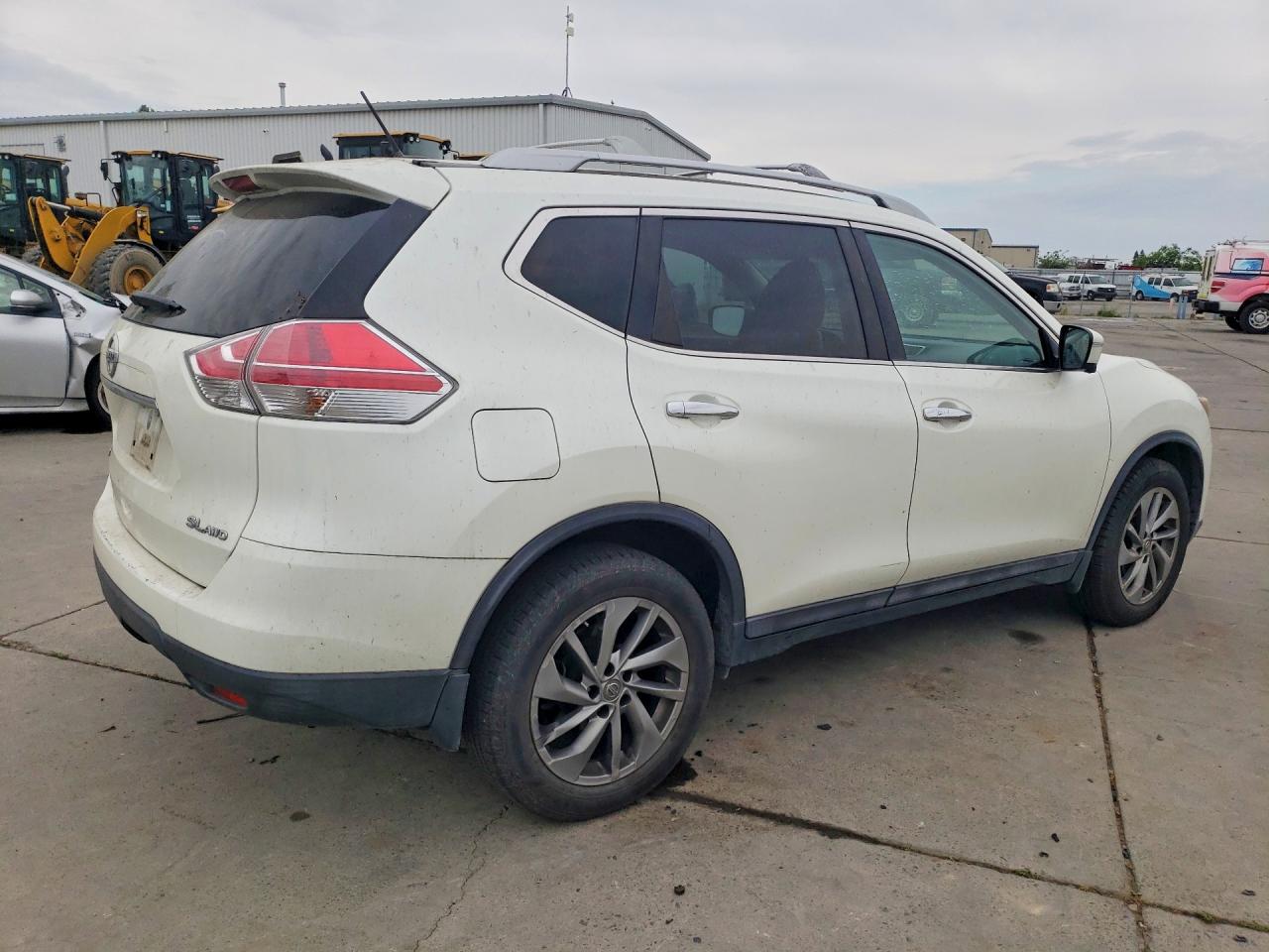 2015 Nissan Rogue S White vin: 5N1AT2MV2FC841463