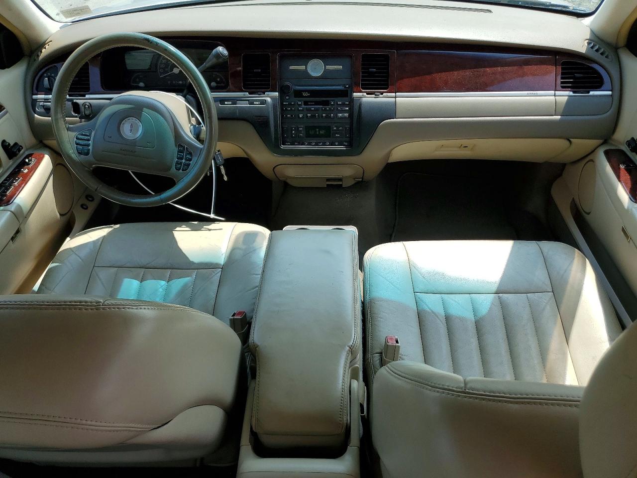 2004 Lincoln Town Car Executive Red vin: 1LNHM81W04Y679666