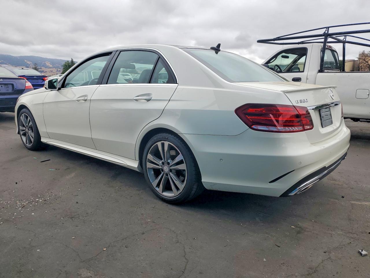 2014 Mercedes-benz E 350 White vin: WDDHF5KB8EB017725