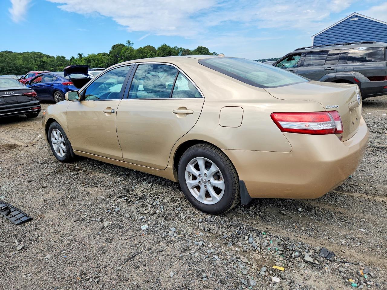 2011 Toyota Camry Le Gold vin: 4T1BF3EK1BU679898