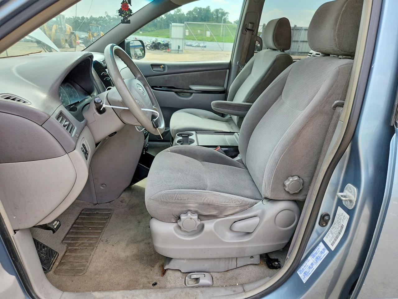 2004 Toyota Sienna Le 7 Passenger Blue vin: 5TDZA23C64S169741