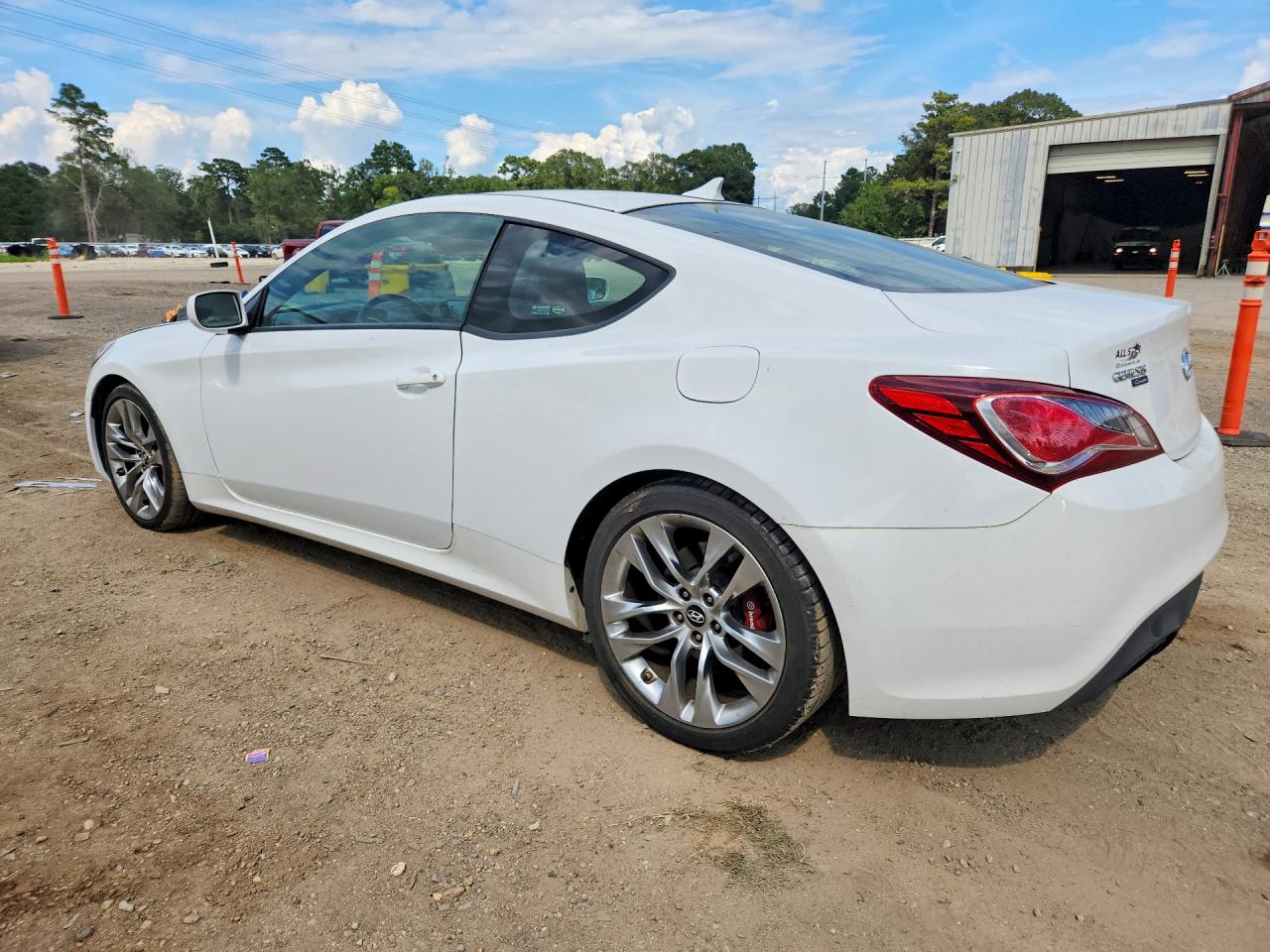 2013 Hyundai Genesis Coupe 3.8 R-spec White vin: KMHHU6KJ2DU083733