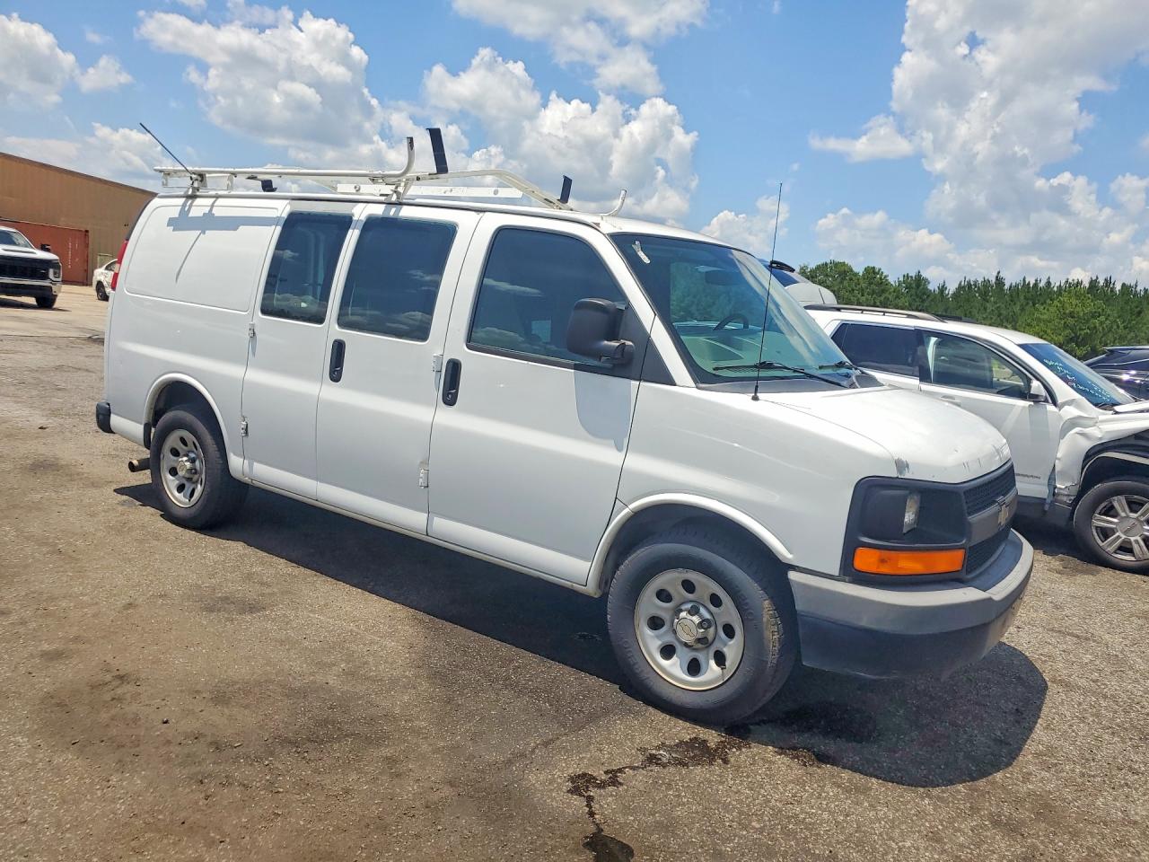 2013 Chevrolet Express G1500 Белый vin: 1GCSGAF46D1111382