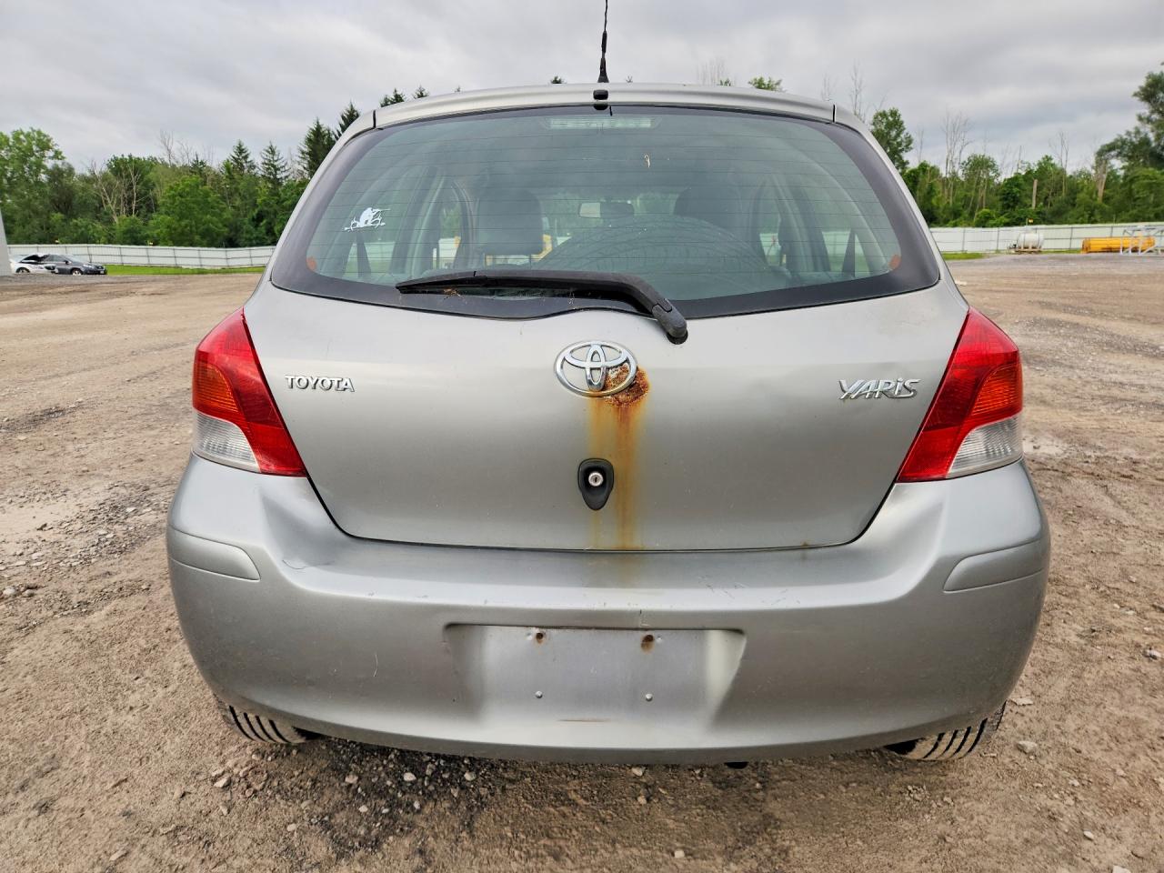 2009 Toyota Yaris Base Gray vin: JTDKT903795232612