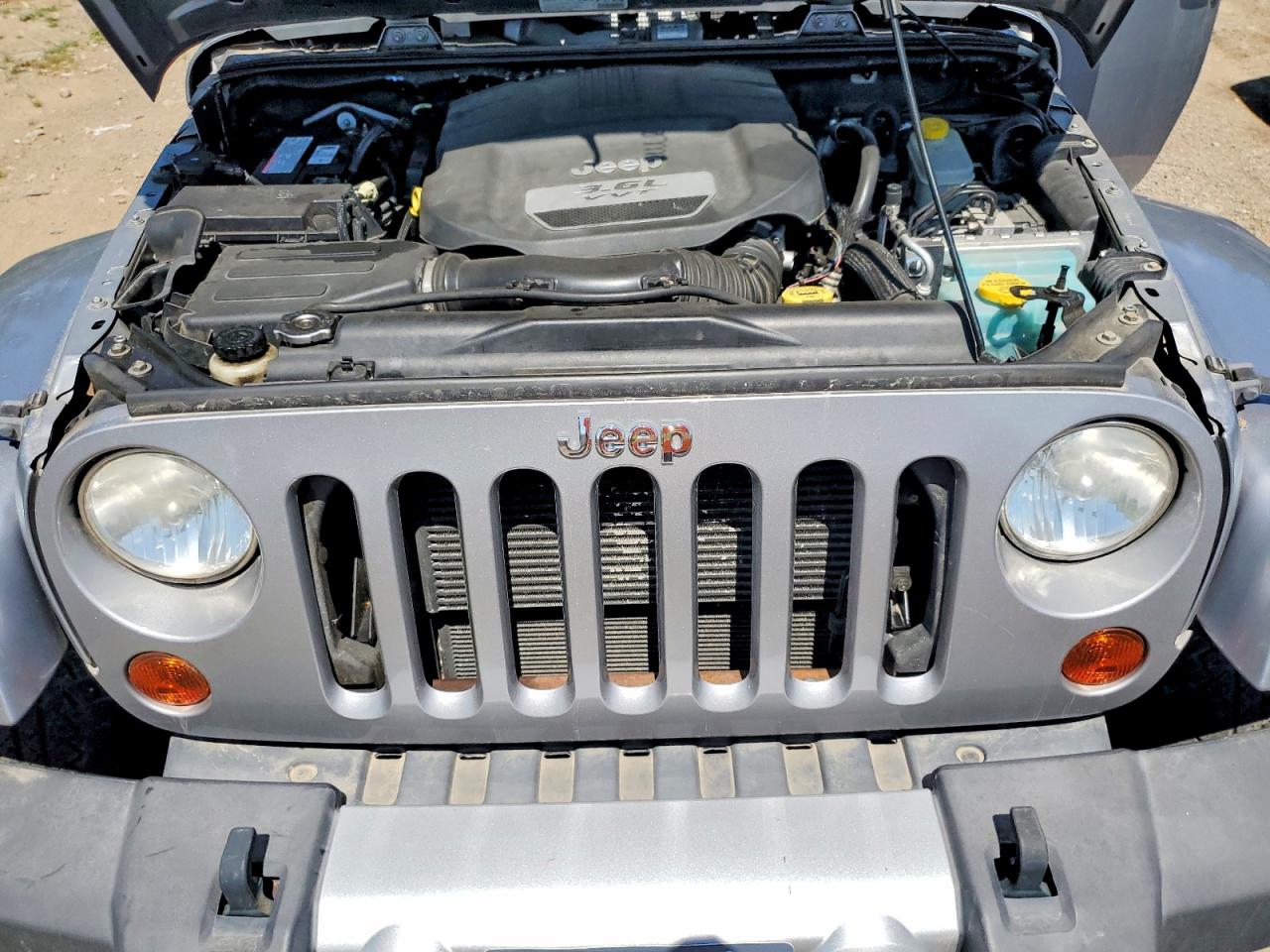 2013 Jeep Wrangler Unlimited Sahara Silver vin: 1C4BJWEGXDL548221