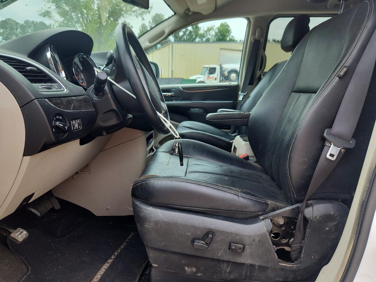 2015 Chrysler Town & Country Touring White vin: 2C4RC1BG8FR537695