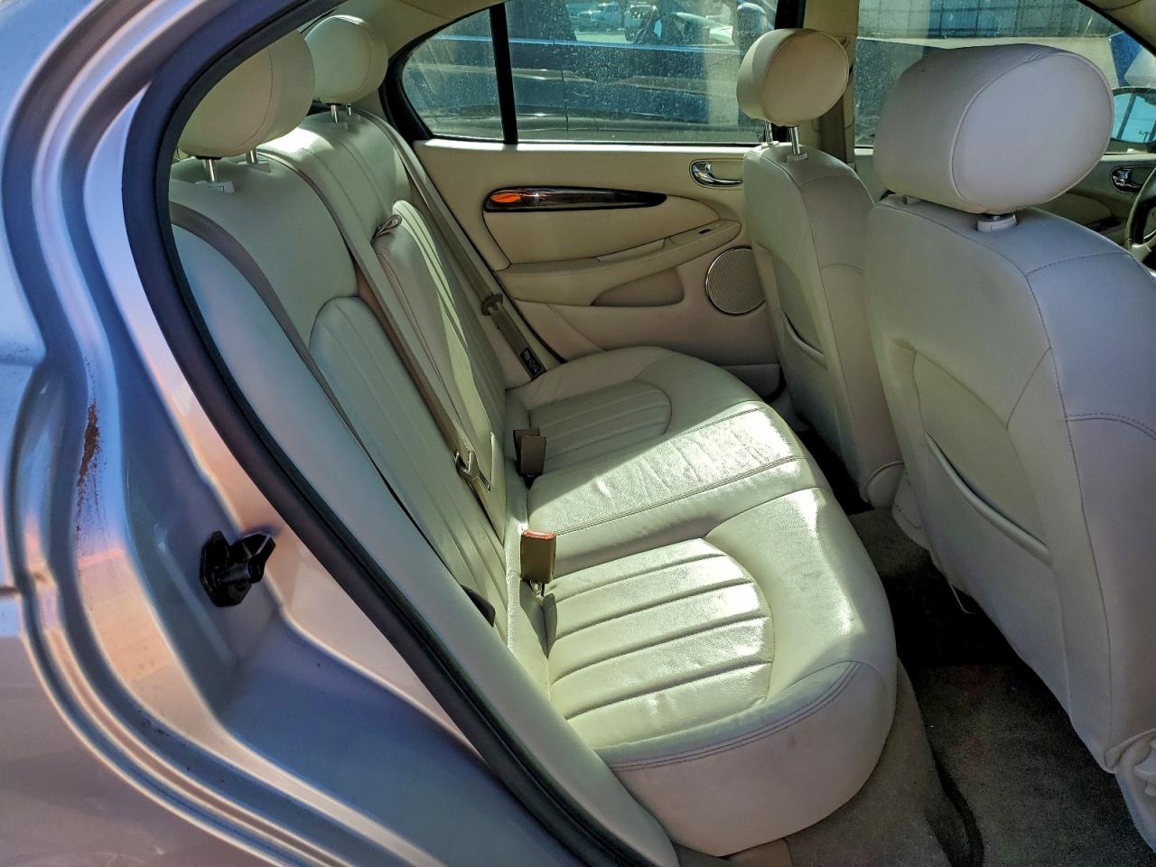 2002 Jaguar X-type 2.5 Silver vin: SAJEA51DX2XC77979