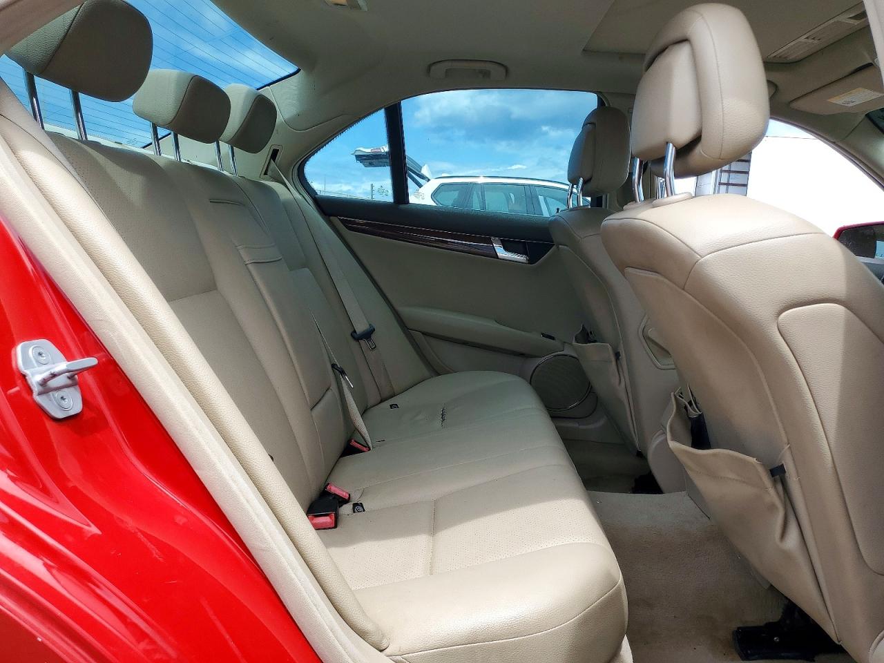 2011 Mercedes-benz C 300 Красный vin: WDDGF5EB8BA510104