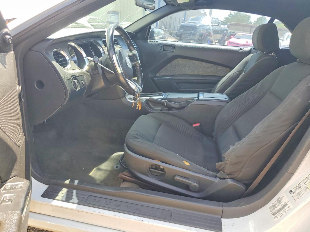2014 Ford Mustang White vin: 1ZVBP8EM7E5215722