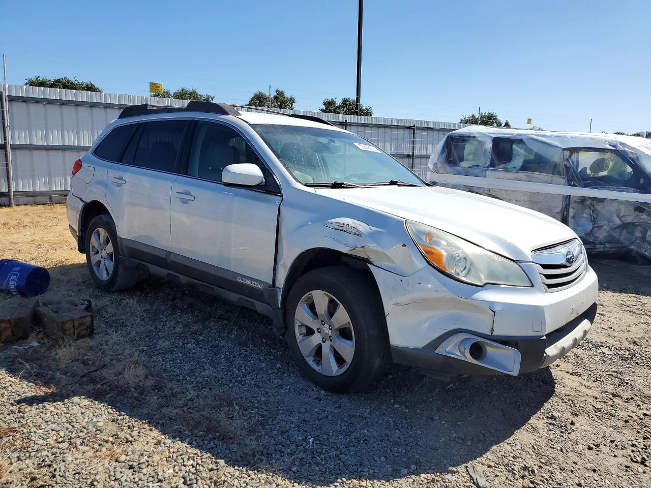 2012 Subaru Outback 2.5i Premium White vin: 4S4BRBCC4C3249982