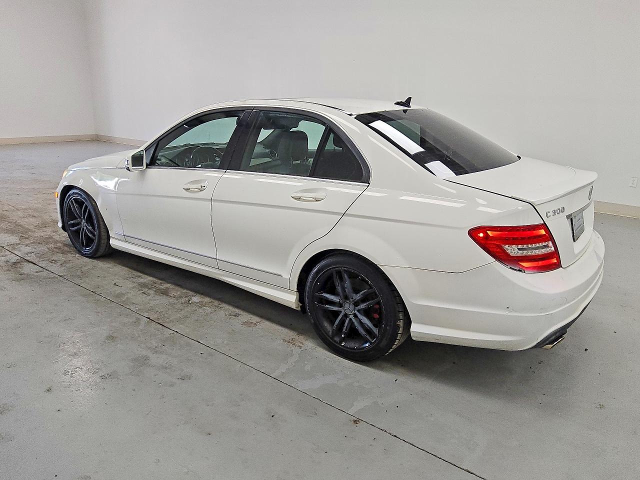 2013 Mercedes-benz C 300 4matic White vin: WDDGF8AB4DR297485