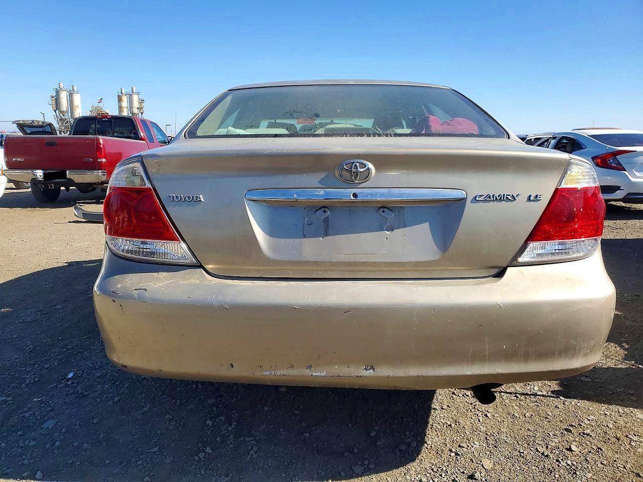 2005 Toyota Camry Le Gold vin: 4T1BE32K45U027062