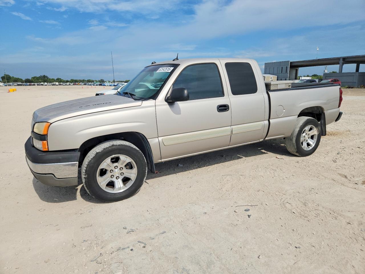 2004 Chevrolet Silverado C1500 Silver vin: 2GCEC19T241388813