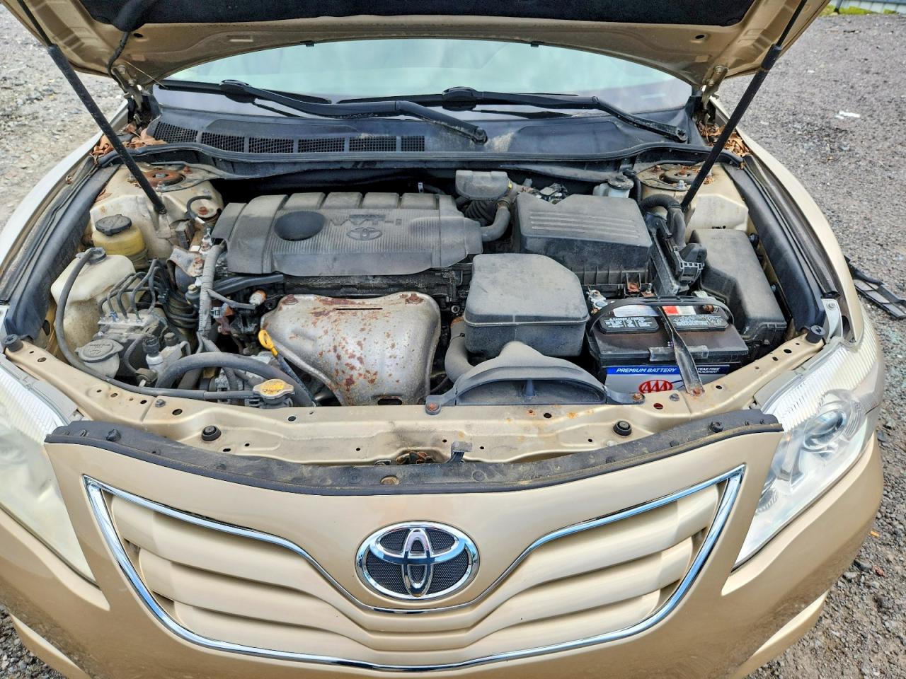 2011 Toyota Camry Le Gold vin: 4T1BF3EK1BU679898