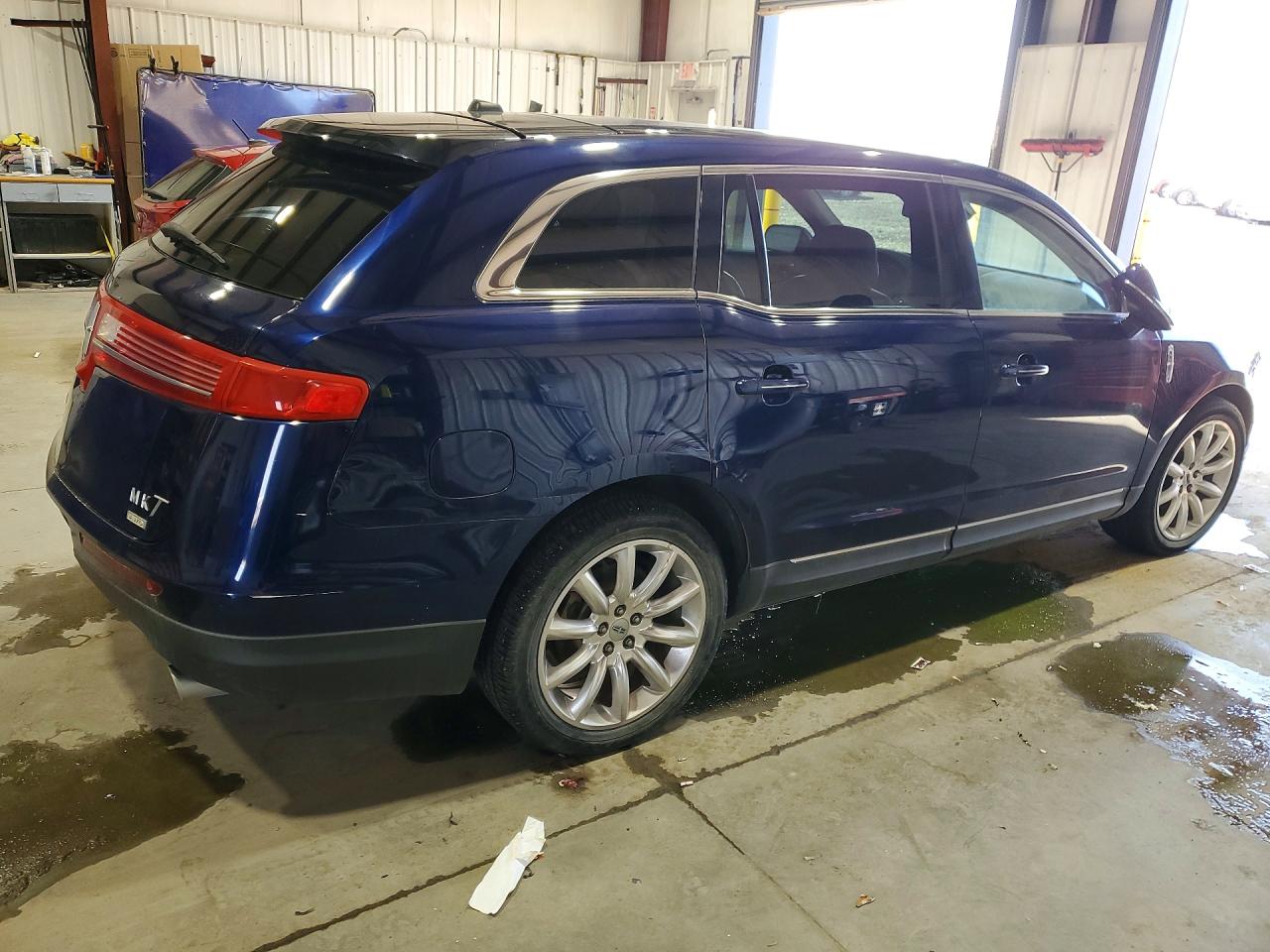 2011 Lincoln Mkt Blue vin: 2LMHJ5AR7BBJ52255