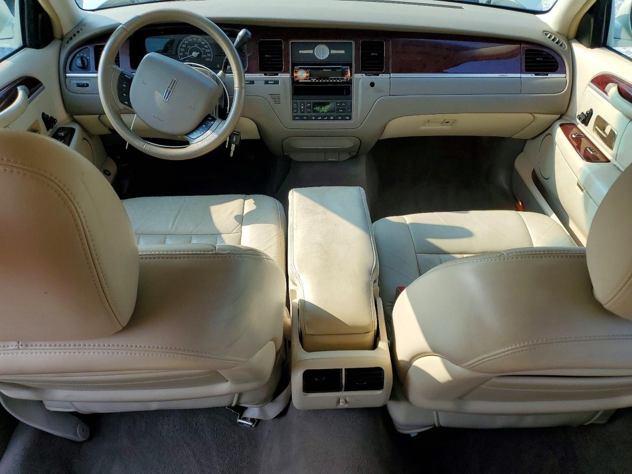 2005 Lincoln Town Car Signature Beige vin: 1LNHM81W05Y636477