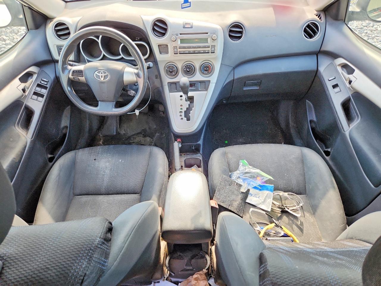 2011 Toyota Matrix Base White vin: 2T1KU4EE6BC588052