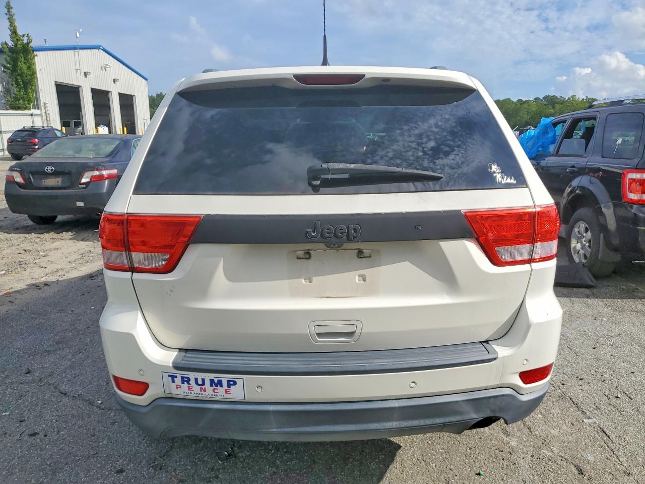 2011 Jeep Grand Cherokee Laredo White vin: 1J4RS4GG3BC508387