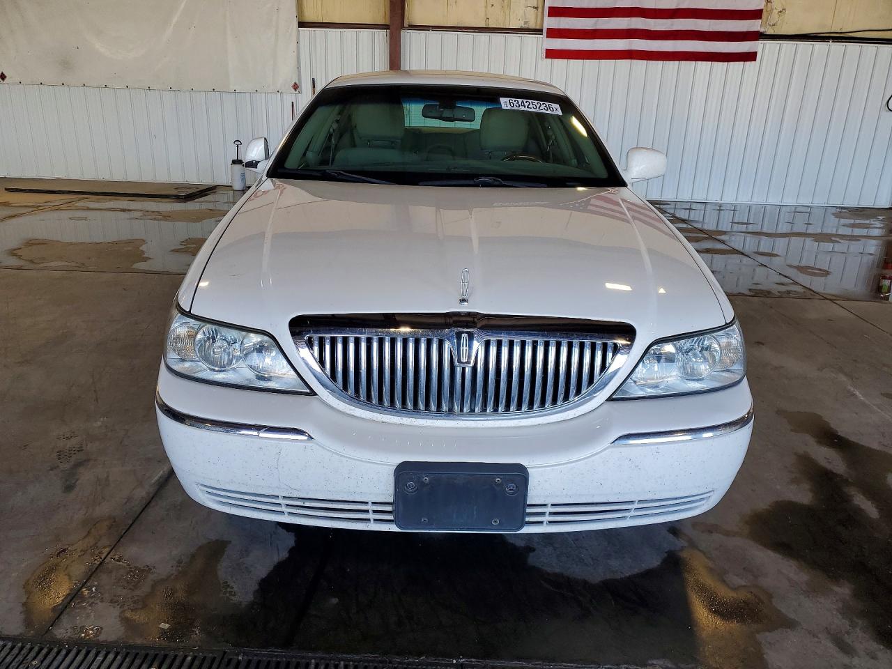 2011 Lincoln Town Car Signature Limited White vin: 2LNBL8CVXBX761236