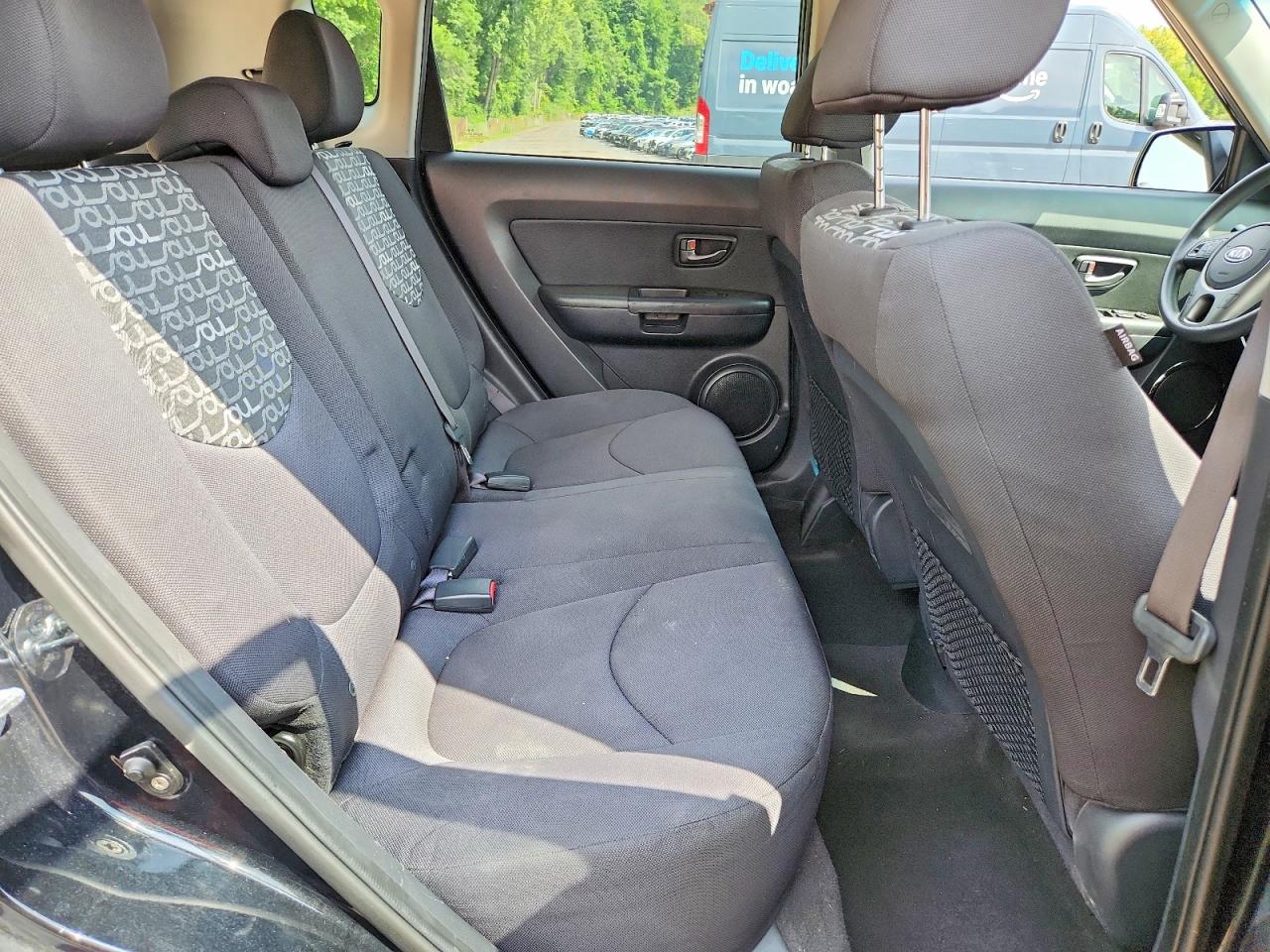 2011 Kia Soul + Black vin: KNDJT2A25B7209428