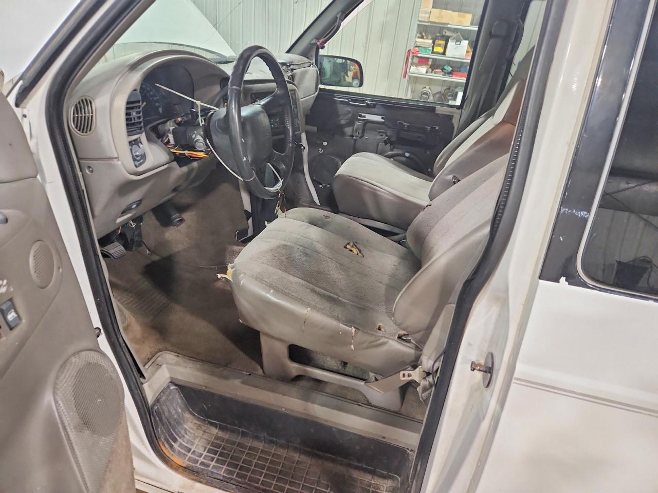 2001 Chevrolet Astro Белый vin: 1GNEL19W41B126899