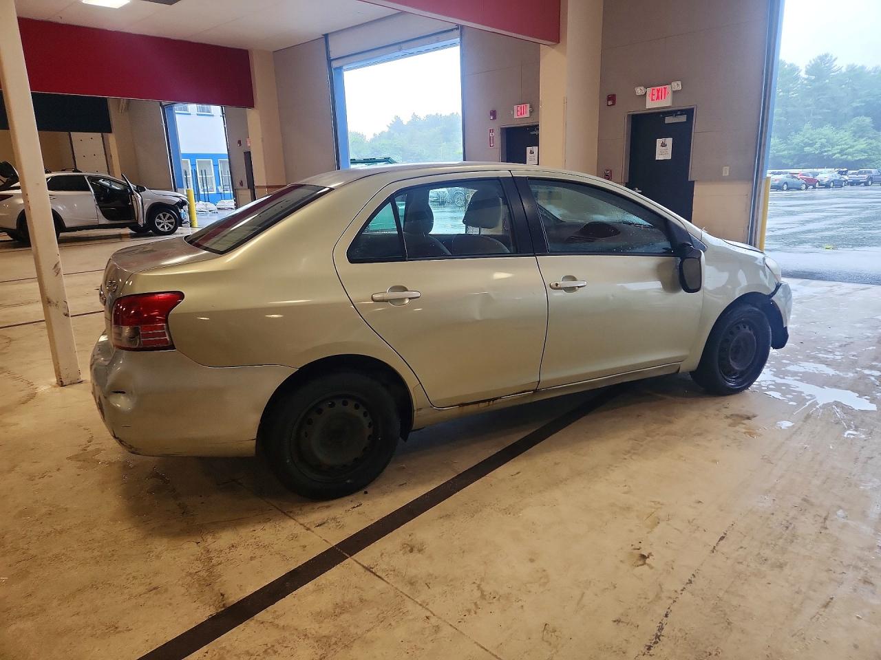 2007 Toyota Yaris Base Gold vin: JTDBT923971108343